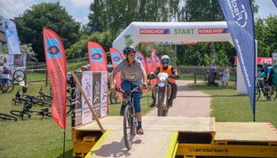 开云体育链接-全国公路自行车赛成都站吸引上千选手，公路自行车赛成绩