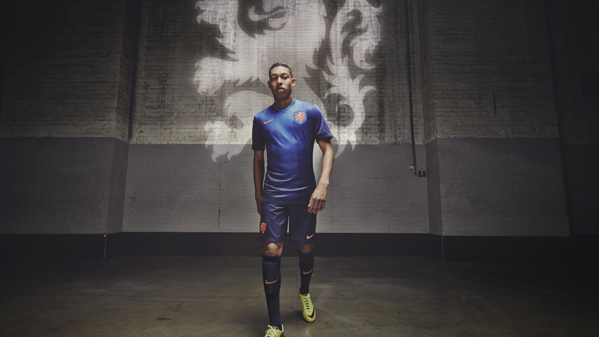 博卡青年核心前锋受困于盯防难觅良机，博卡青年培养出的球星